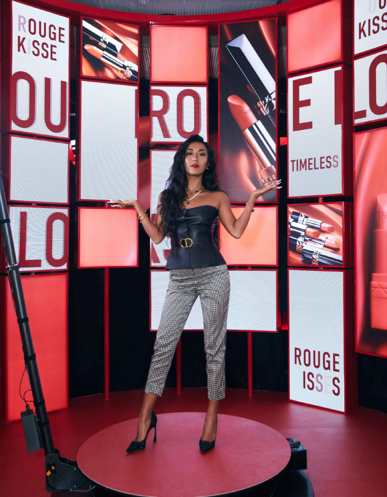 吉克隽逸太拼了,踩尖头高跟鞋脚背成90度,配皮质抹胸帅气性感