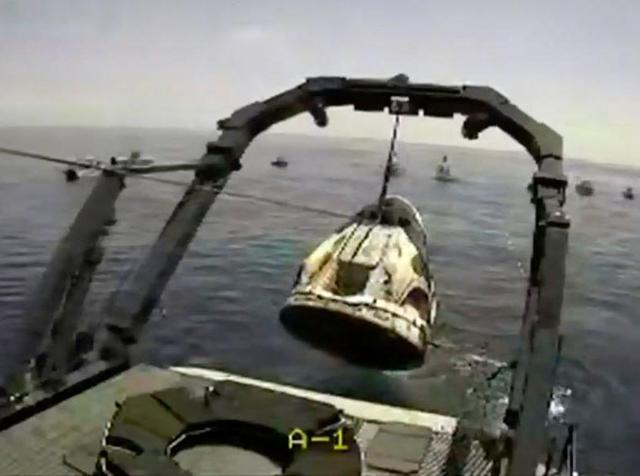 美国_科技|美国SpaceX载人飞船返回地球！落入大海，技术来自60年前