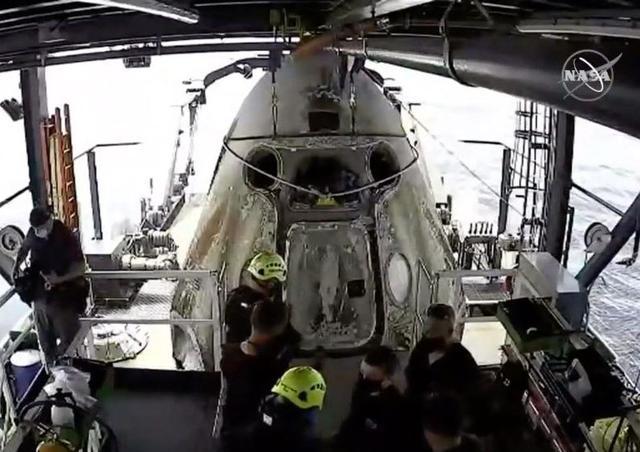 美国_科技|美国SpaceX载人飞船返回地球！落入大海，技术来自60年前