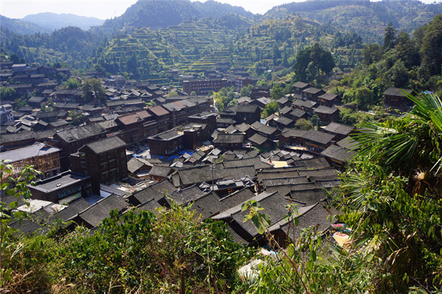 这个古村有600年历史，粮仓建在水塘中