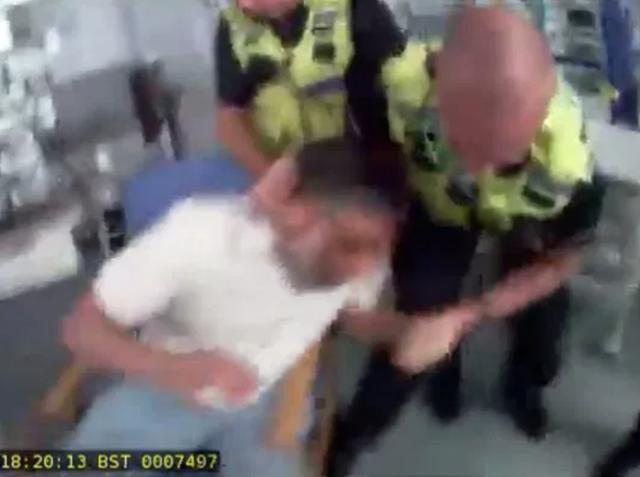 扎伊纳布|英男子不愿相信女儿去世，死护遗体不拔呼吸机，竟被警察掐脖绑走