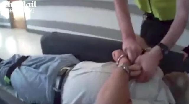 扎伊纳布|英男子不愿相信女儿去世，死护遗体不拔呼吸机，竟被警察掐脖绑走