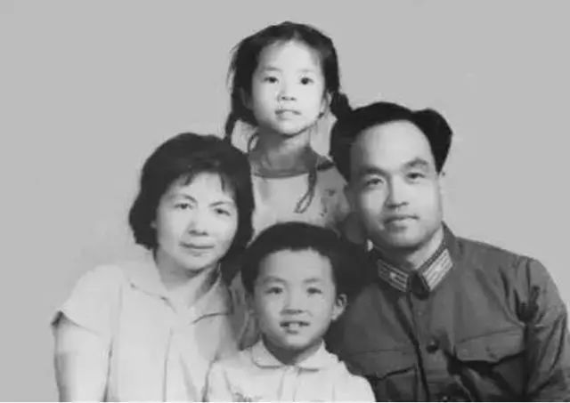 桑木耳|顾城杀妻13年后，儿子桑木耳不识中文，不知父母死亡真相