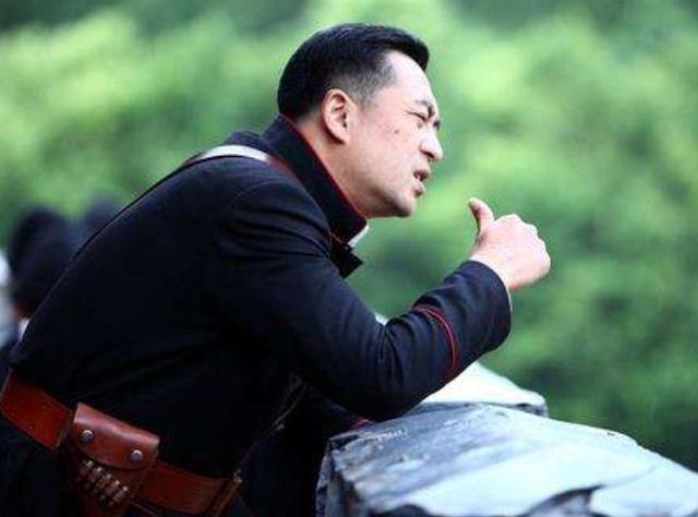 50岁张嘉译外出被拍走路驼背直不起来头发状态令人担忧