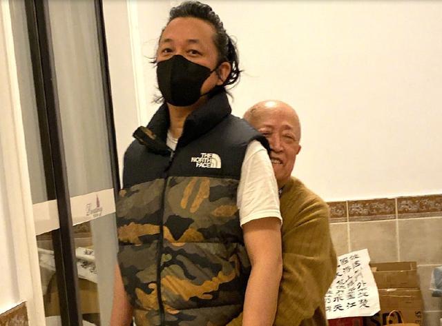 潘粤明|潘粤明拍戏险些中暑，自曝在37度高温之下，穿羽绒服吊钢丝爽透了