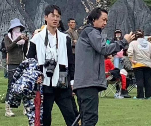 潘粤明|潘粤明拍戏险些中暑，自曝在37度高温之下，穿羽绒服吊钢丝爽透了