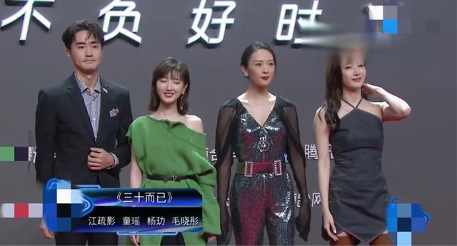 江疏影|江疏影有情况？与知名男演员亲密贴耳私语，两人现场小动作不断