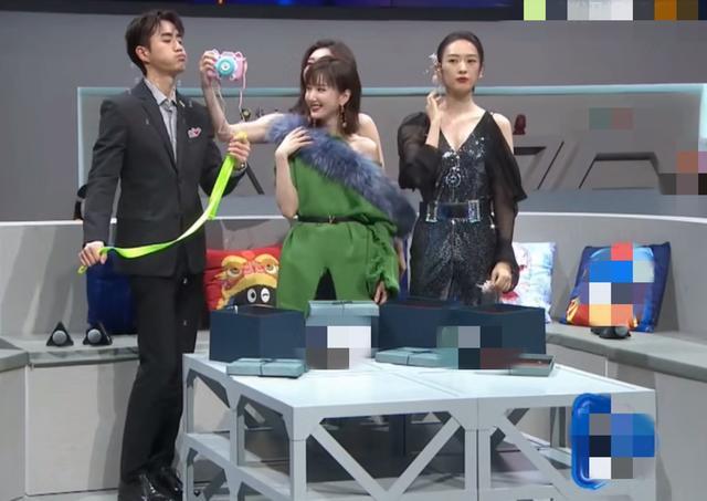 江疏影|江疏影有情况？与知名男演员亲密贴耳私语，两人现场小动作不断