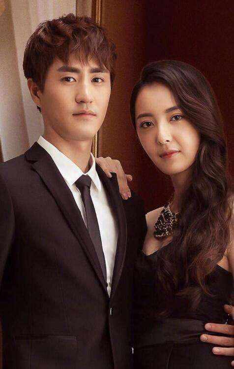 江疏影|江疏影有情况？与知名男演员亲密贴耳私语，两人现场小动作不断