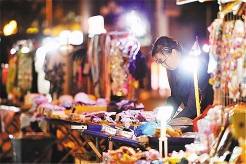 夜市摆摊月入过万你学的专业摆摊能干啥