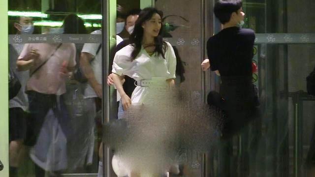 张静初|40岁张静初深夜现身，穿白色初恋裙走路带风，频频撩发心情大好