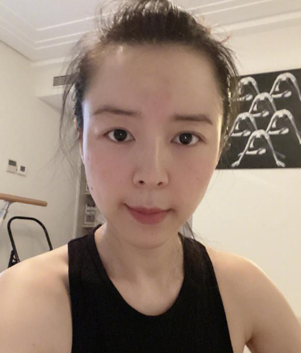 张静初|40岁张静初深夜现身，穿白色初恋裙走路带风，频频撩发心情大好