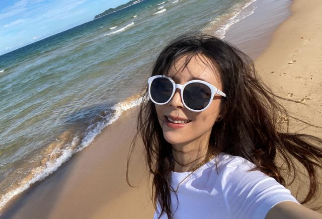 张静初|40岁张静初深夜现身，穿白色初恋裙走路带风，频频撩发心情大好