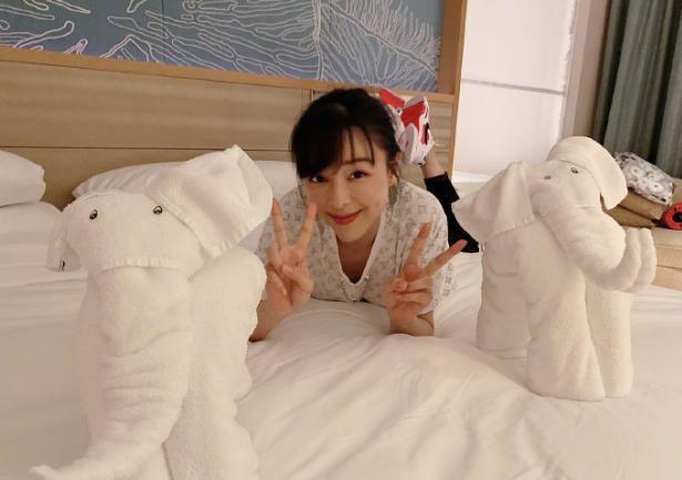 张静初|40岁张静初深夜现身，穿白色初恋裙走路带风，频频撩发心情大好