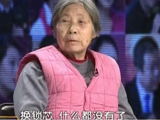 母亲|母亲瞒着家人欠下巨款，儿子查明真相后，怒换家中门锁