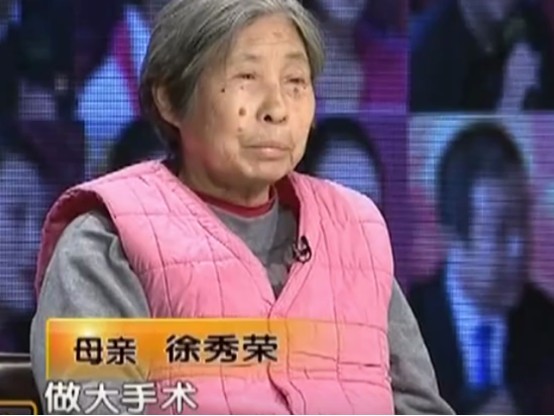 母亲|母亲瞒着家人欠下巨款，儿子查明真相后，怒换家中门锁