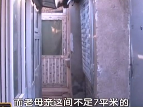 母亲|母亲瞒着家人欠下巨款，儿子查明真相后，怒换家中门锁