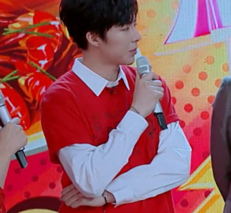 刘宇宁|187刘宇宁跟188张亮同台录节目，二人站一块后，真实身高太显然