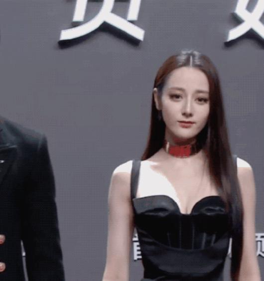 乔欣|真实不做作女孩乔欣，腾讯直播现场穿透明裙，跪凳子拍照太霸气