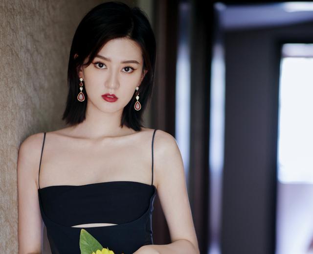 乔欣|真实不做作女孩乔欣，腾讯直播现场穿透明裙，跪凳子拍照太霸气