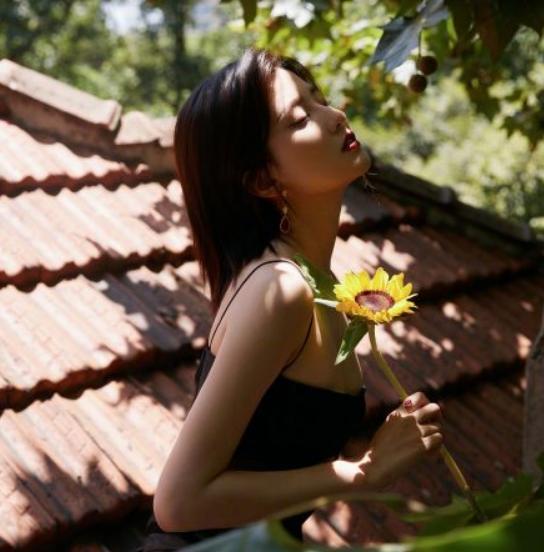 乔欣|真实不做作女孩乔欣，腾讯直播现场穿透明裙，跪凳子拍照太霸气