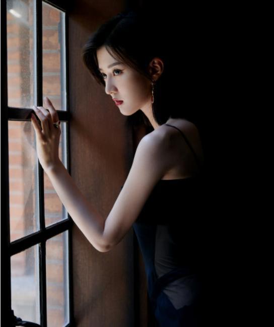 乔欣|真实不做作女孩乔欣，腾讯直播现场穿透明裙，跪凳子拍照太霸气