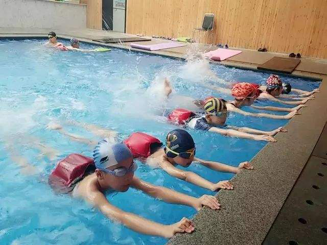 每年暑假都是学生学习游泳的高峰期.