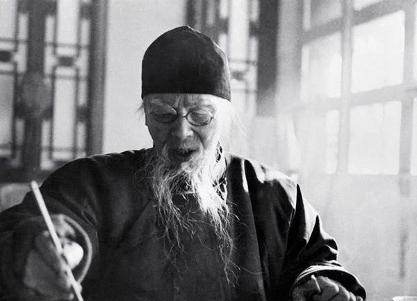 齐白石|齐白石画虎，只见尾巴不见头，题上这几个字，拍出了2800万，佩服