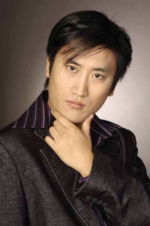 吴云飞|《乡爱》赵玉田身体出问题？拄拐出门当场晕倒，醒来后目光呆滞