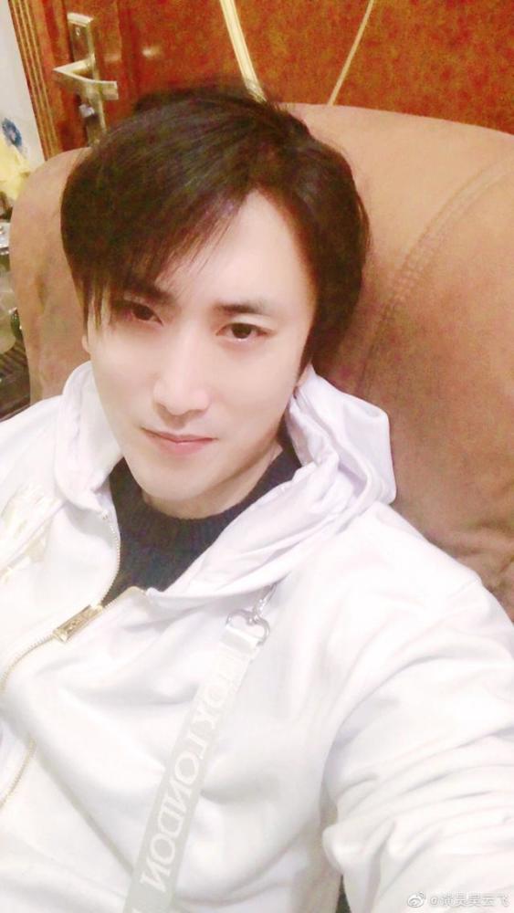 吴云飞|《乡爱》赵玉田身体出问题？拄拐出门当场晕倒，醒来后目光呆滞