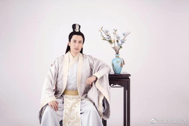 吴云飞|《乡爱》赵玉田身体出问题？拄拐出门当场晕倒，醒来后目光呆滞