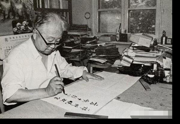 启功|自诩“中学生”的启功，22字对联拍出1610000元，一字7万多，凭啥