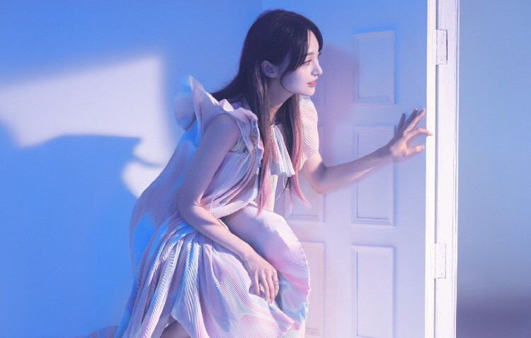 郑爽|郑爽新封面风格大变，秀出完美腰臀线，一颦一笑仿佛坠入人间仙女