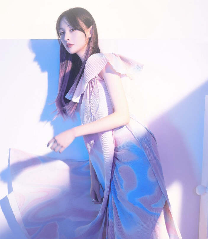 郑爽|郑爽新封面风格大变，秀出完美腰臀线，一颦一笑仿佛坠入人间仙女