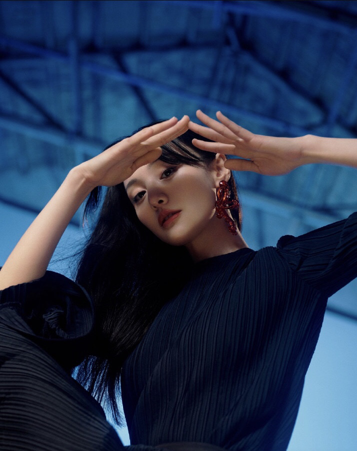 郑爽|郑爽新封面风格大变，秀出完美腰臀线，一颦一笑仿佛坠入人间仙女