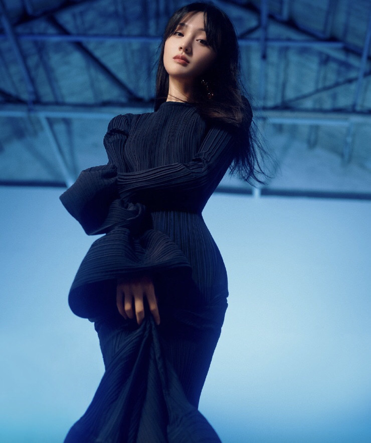 郑爽|郑爽新封面风格大变，秀出完美腰臀线，一颦一笑仿佛坠入人间仙女