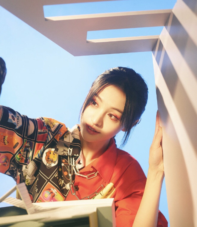 郑爽|郑爽新封面风格大变，秀出完美腰臀线，一颦一笑仿佛坠入人间仙女