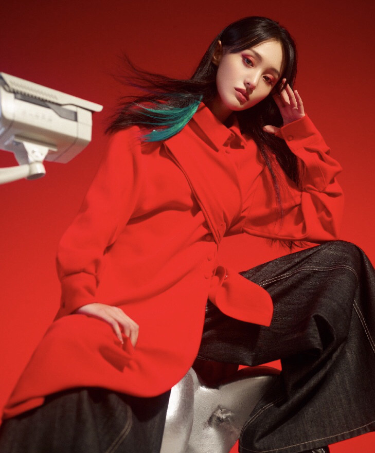 郑爽|郑爽新封面风格大变，秀出完美腰臀线，一颦一笑仿佛坠入人间仙女