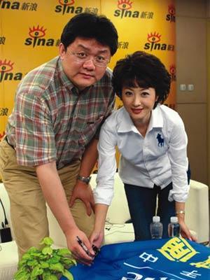 频道改名的现场,变成了主持人张斌与妻子毁名的现场,张斌的妻子胡紫薇