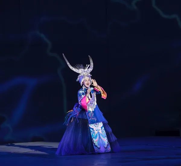 贵州苗族歌手杨祖桃惊艳亮相西江盛典
