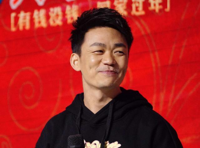 王宝强|王宝强戴名表回少林，被指故意炫富引争议，网友：释永信了解一下