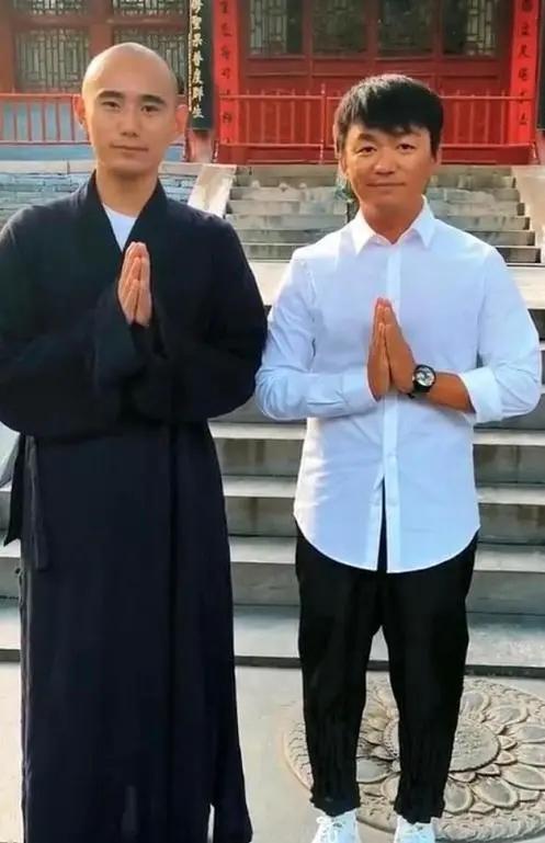 王宝强|王宝强戴名表回少林，被指故意炫富引争议，网友：释永信了解一下