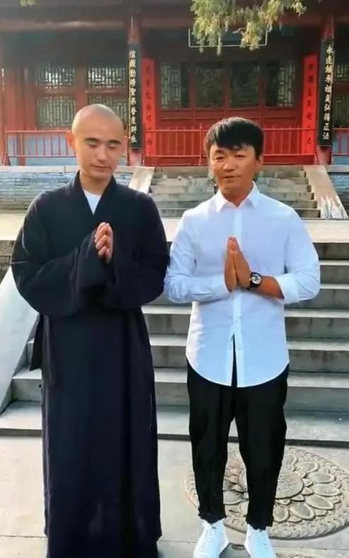 王宝强|王宝强戴名表回少林，被指故意炫富引争议，网友：释永信了解一下
