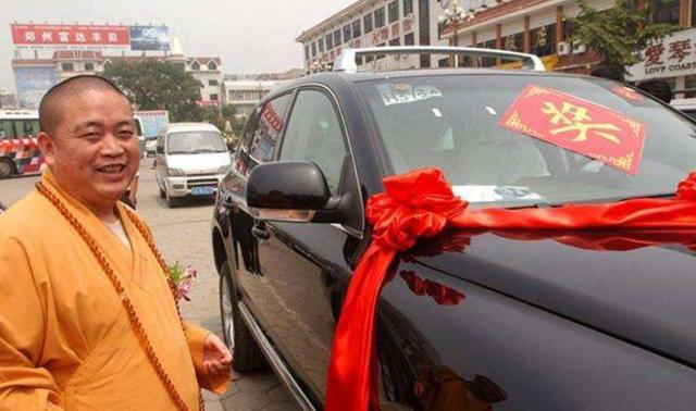 王宝强|王宝强戴名表回少林，被指故意炫富引争议，网友：释永信了解一下