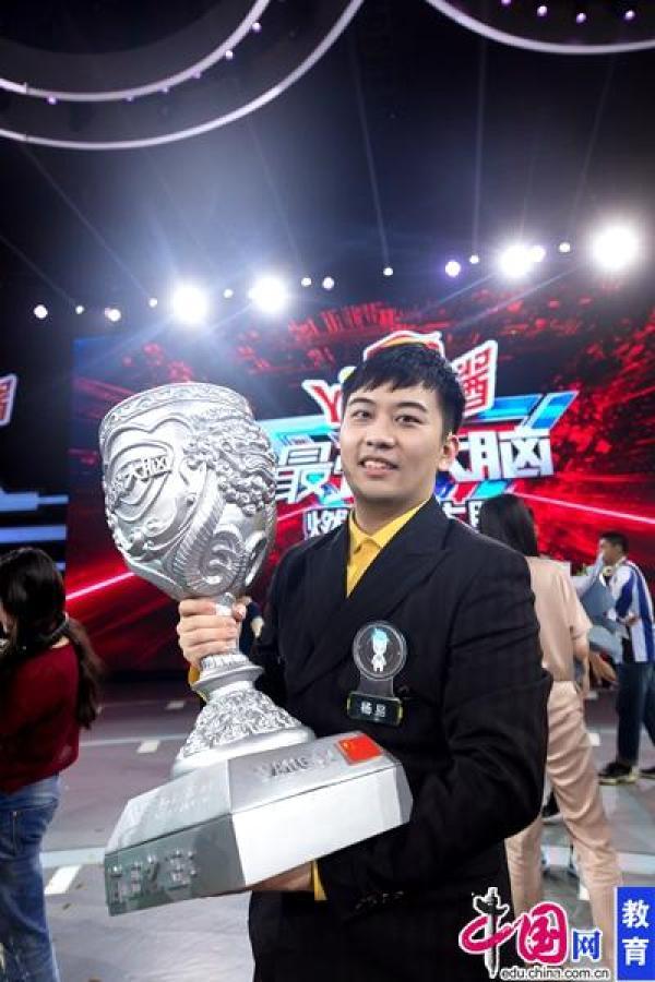 7月31日,江苏卫视《最强大脑》脑王争霸赛上演终局之战,"战神"杨易不