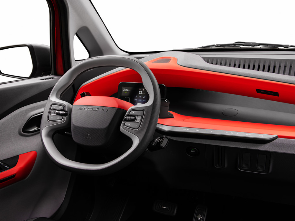 内饰方面,宝骏e200中控台的镂空设计非常立体,空调出风口采用了瀑布式