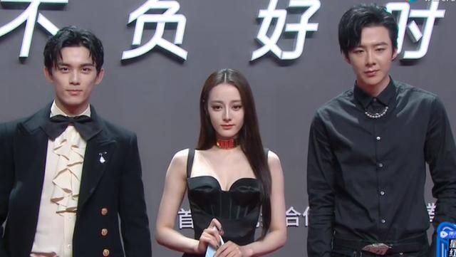 迪丽热巴穿高开叉长裙走红毯戴面纱太过撩人吴磊不敢直视