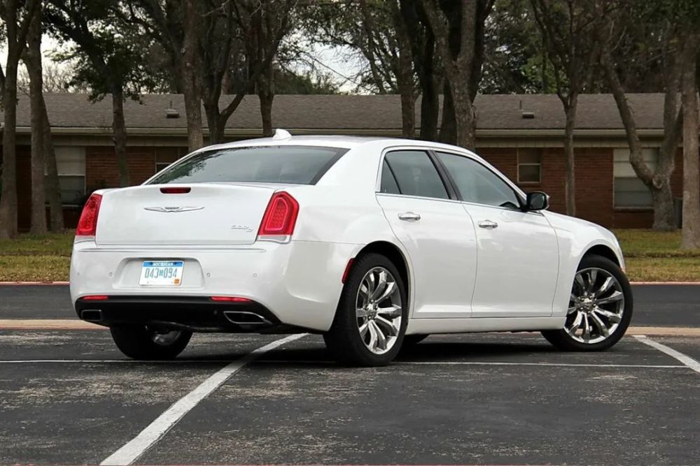 网友爆一车主将克莱斯勒改成豪车,这是"劳斯莱斯300c"吗?