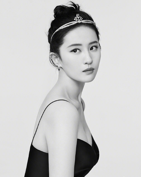 刘亦菲|刘亦菲罕见晒高清写真照，头戴钻石发箍尽显高贵公主范