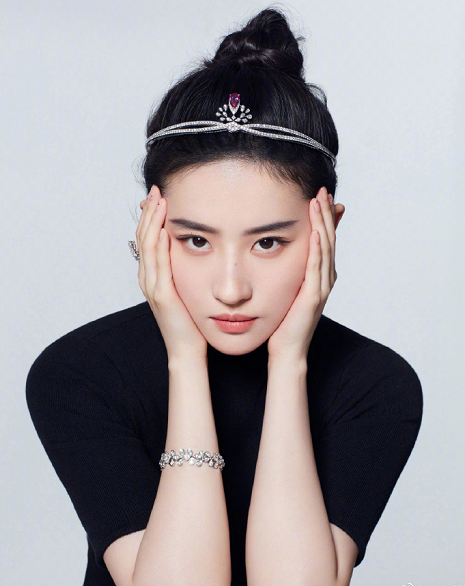 刘亦菲|刘亦菲罕见晒高清写真照，头戴钻石发箍尽显高贵公主范